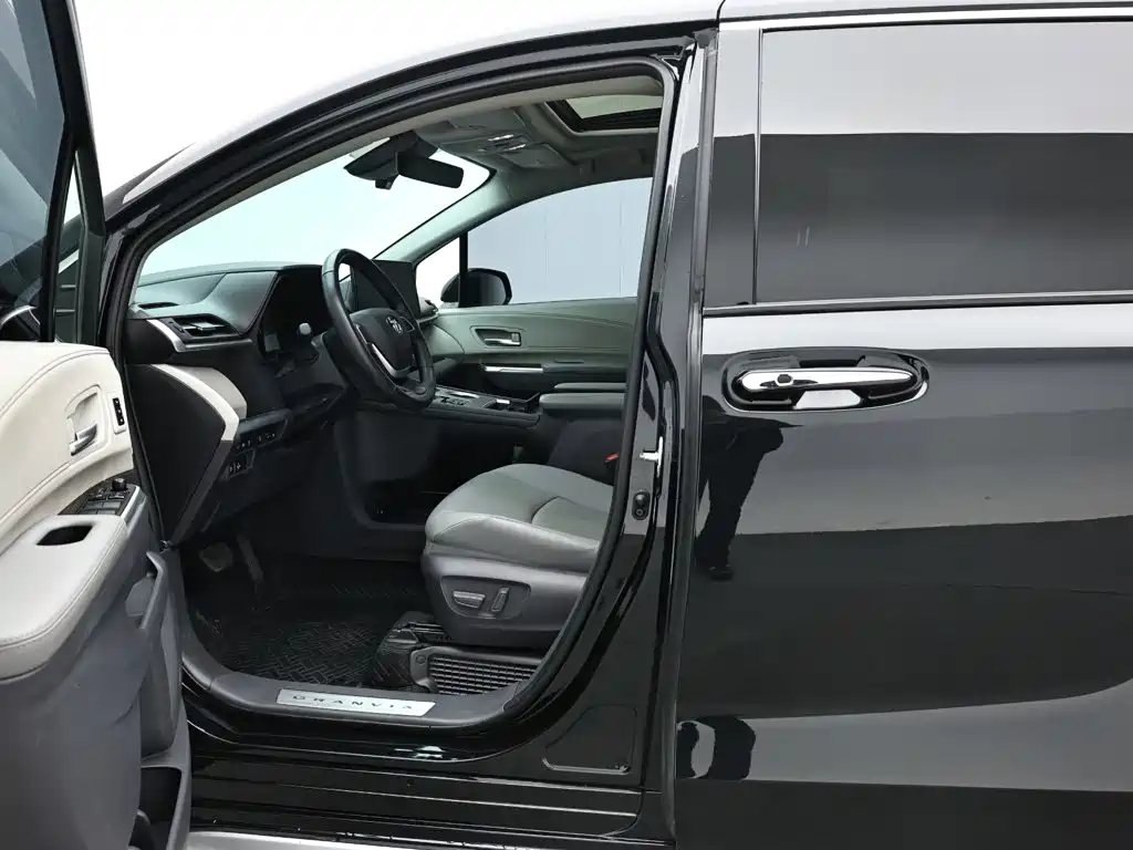 Toyota Granvia — фото 10