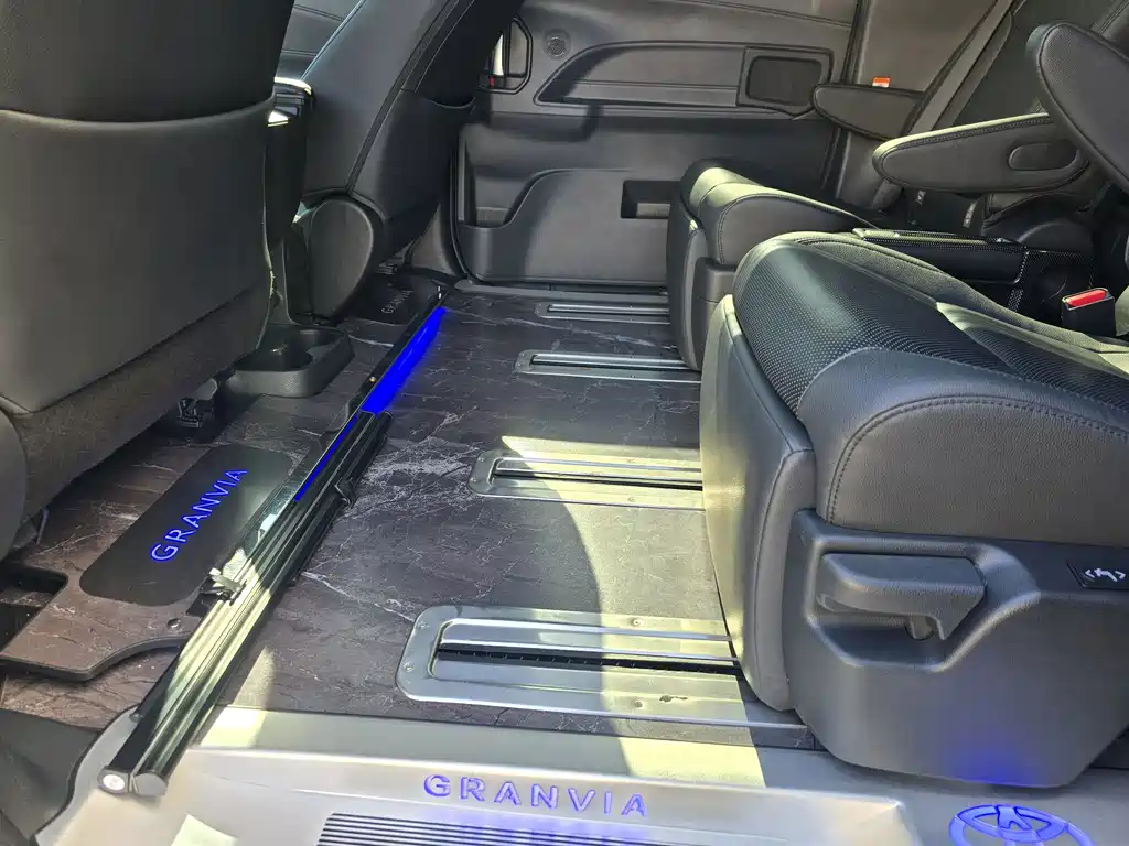 Toyota Granvia — фото 11