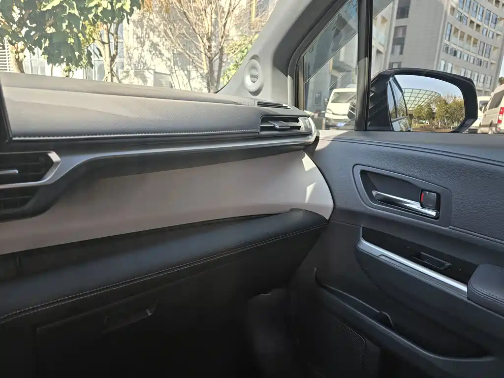 Toyota Granvia — фото 22