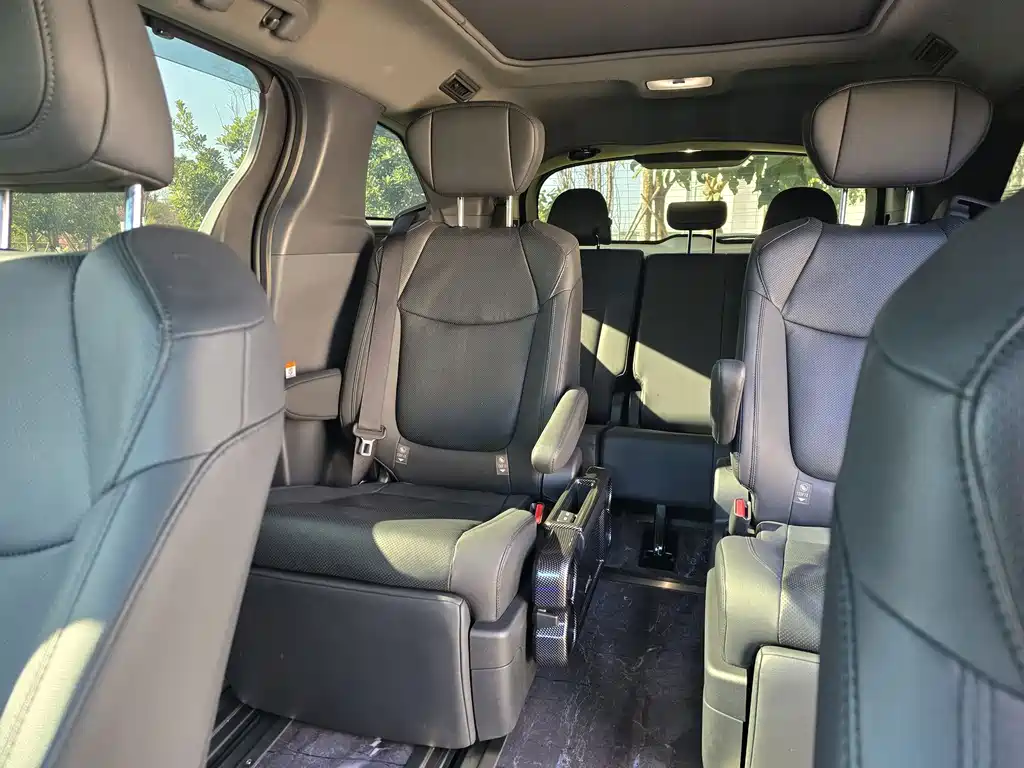 Toyota Granvia — фото 31
