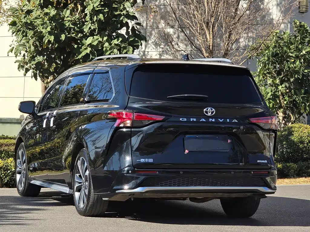 Toyota Granvia — фото 7