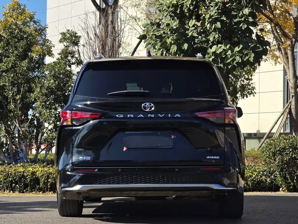 Toyota Granvia — фото 8