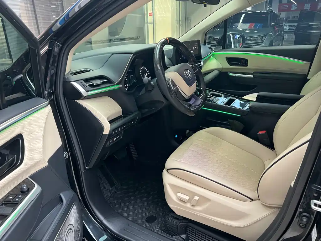 Toyota Granvia — фото 4