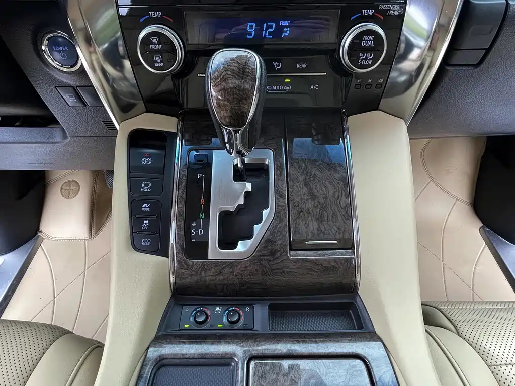 Toyota Alphard — фото 11