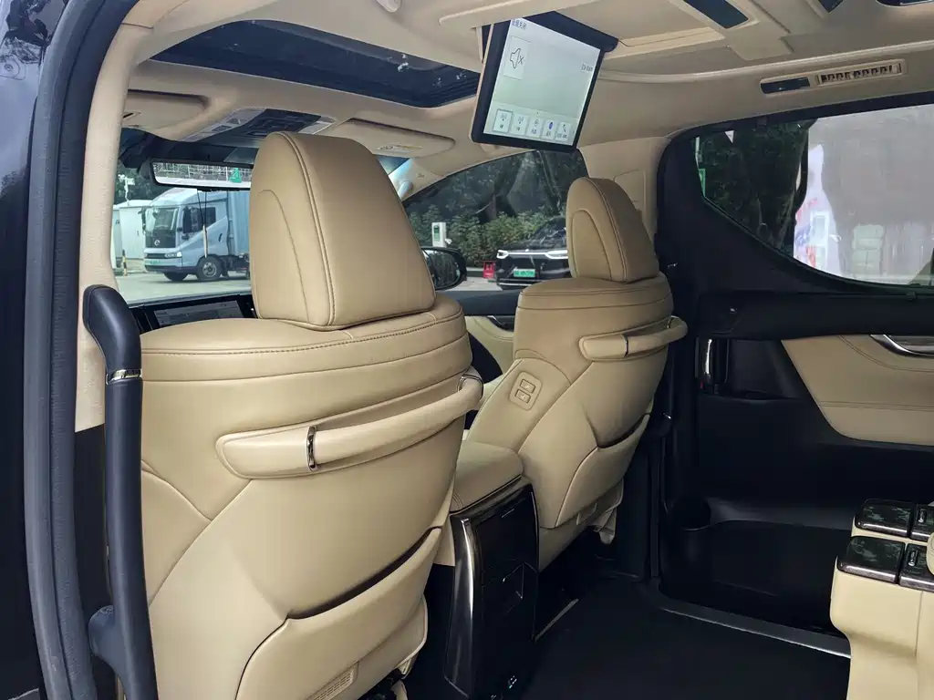 Toyota Alphard — фото 13