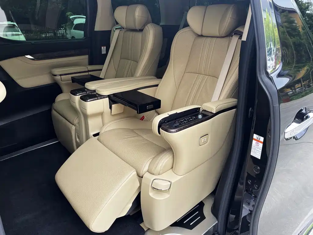Toyota Alphard — фото 14