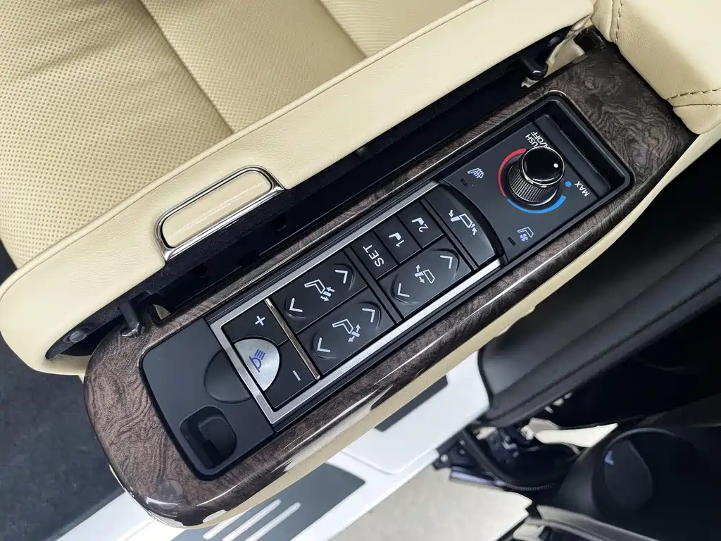 Toyota Alphard — фото 18