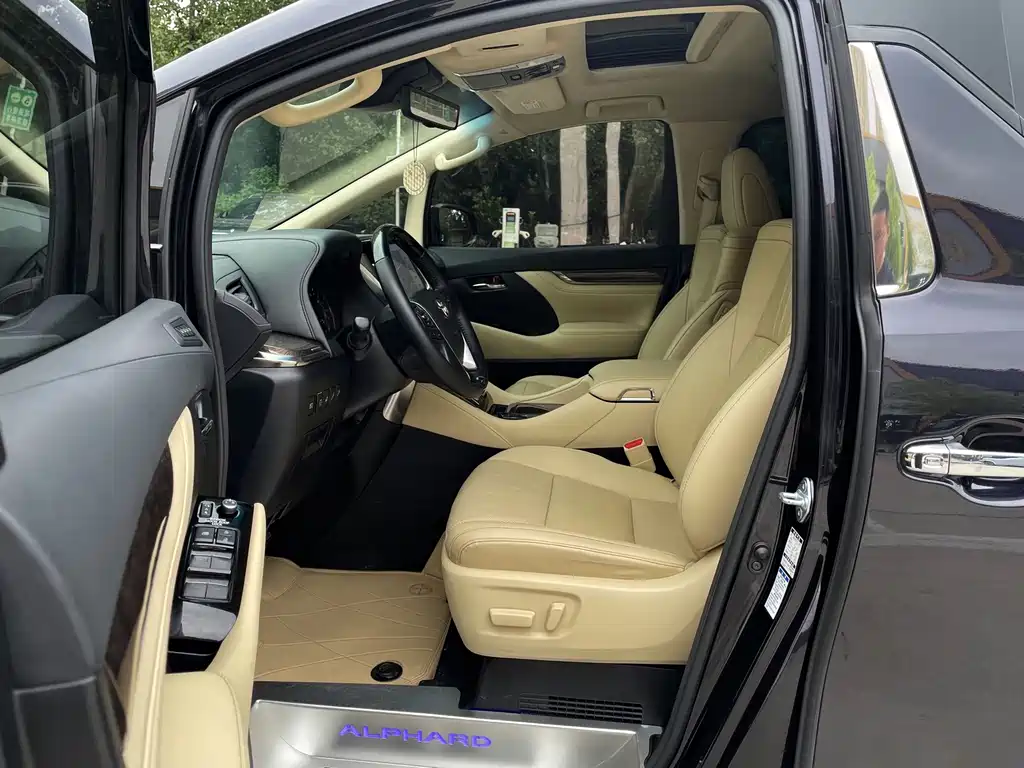 Toyota Alphard — фото 3