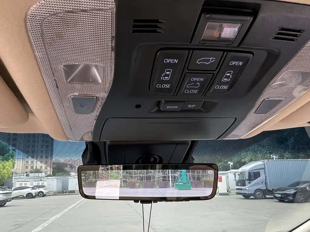 Toyota Alphard — фото 8