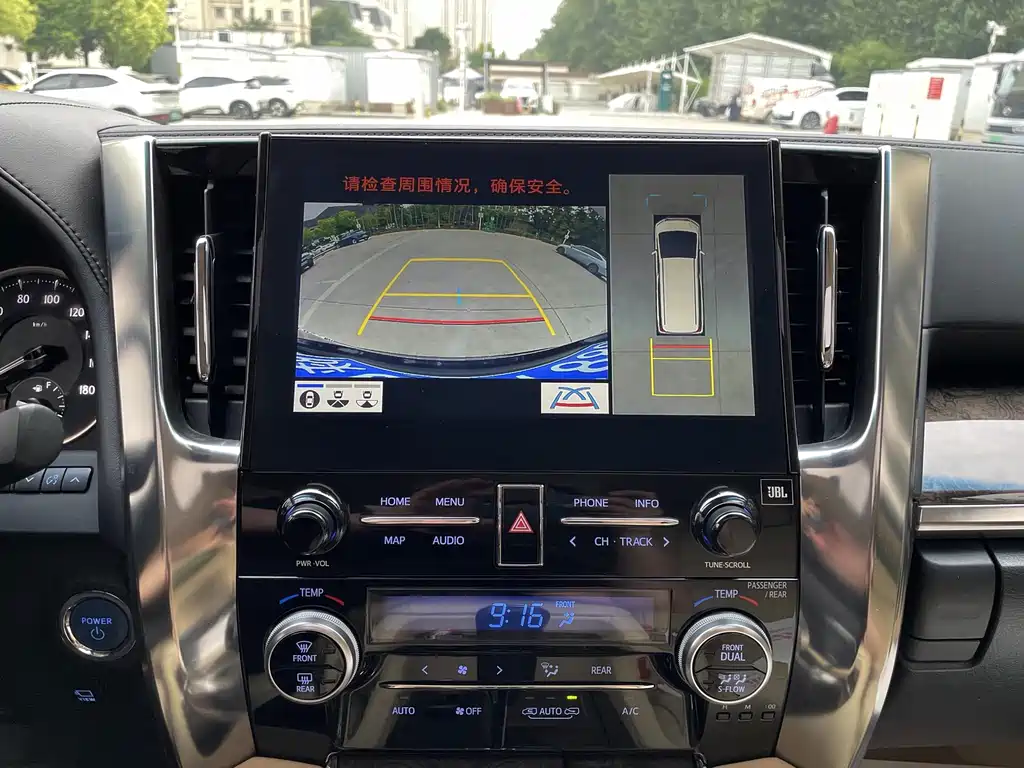Toyota Alphard — фото 9