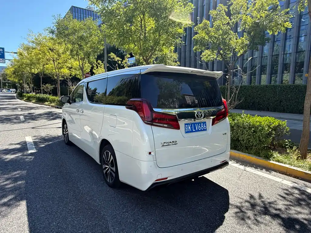 Toyota Alphard — фото 13