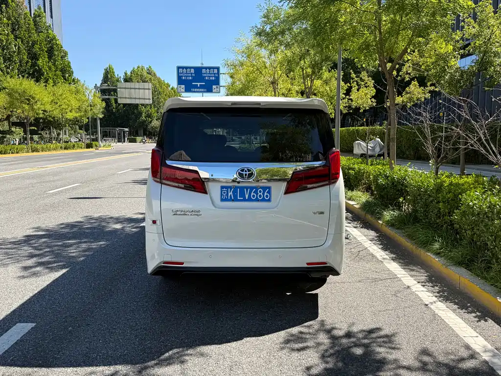 Toyota Alphard — фото 14