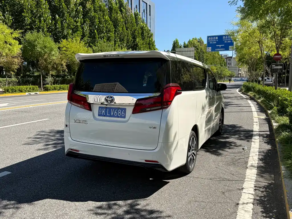 Toyota Alphard — фото 15