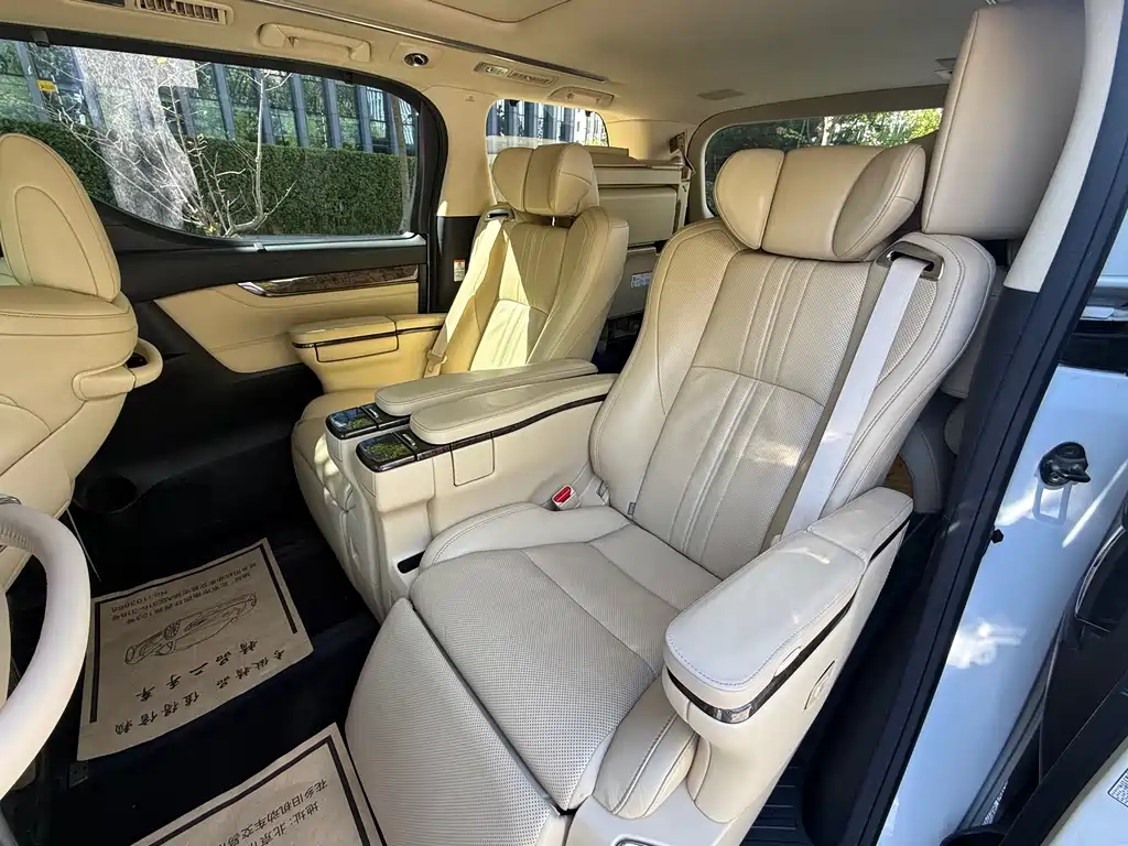 Toyota Alphard — фото 8