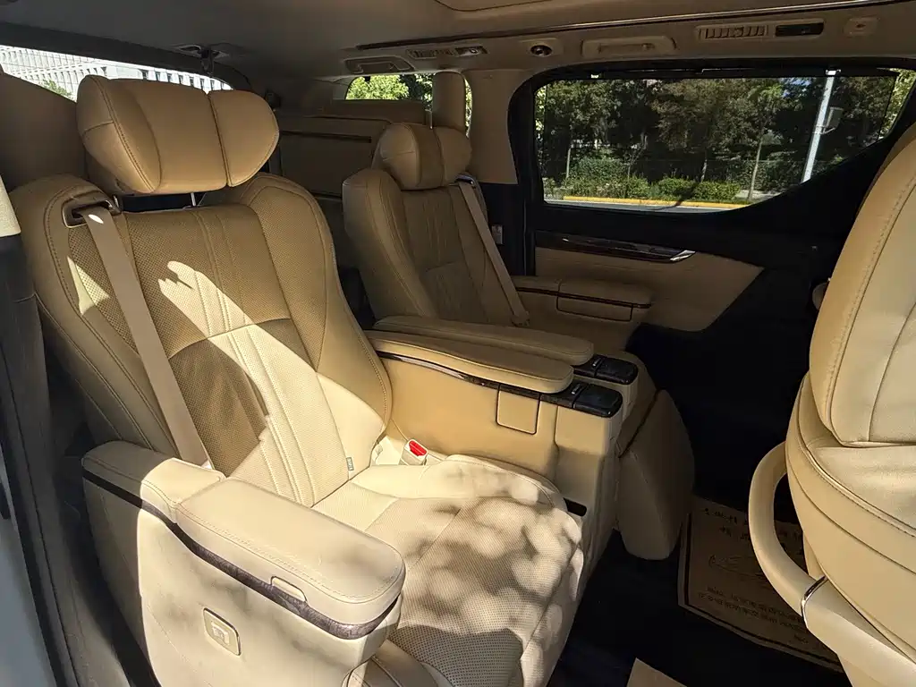 Toyota Alphard — фото 10