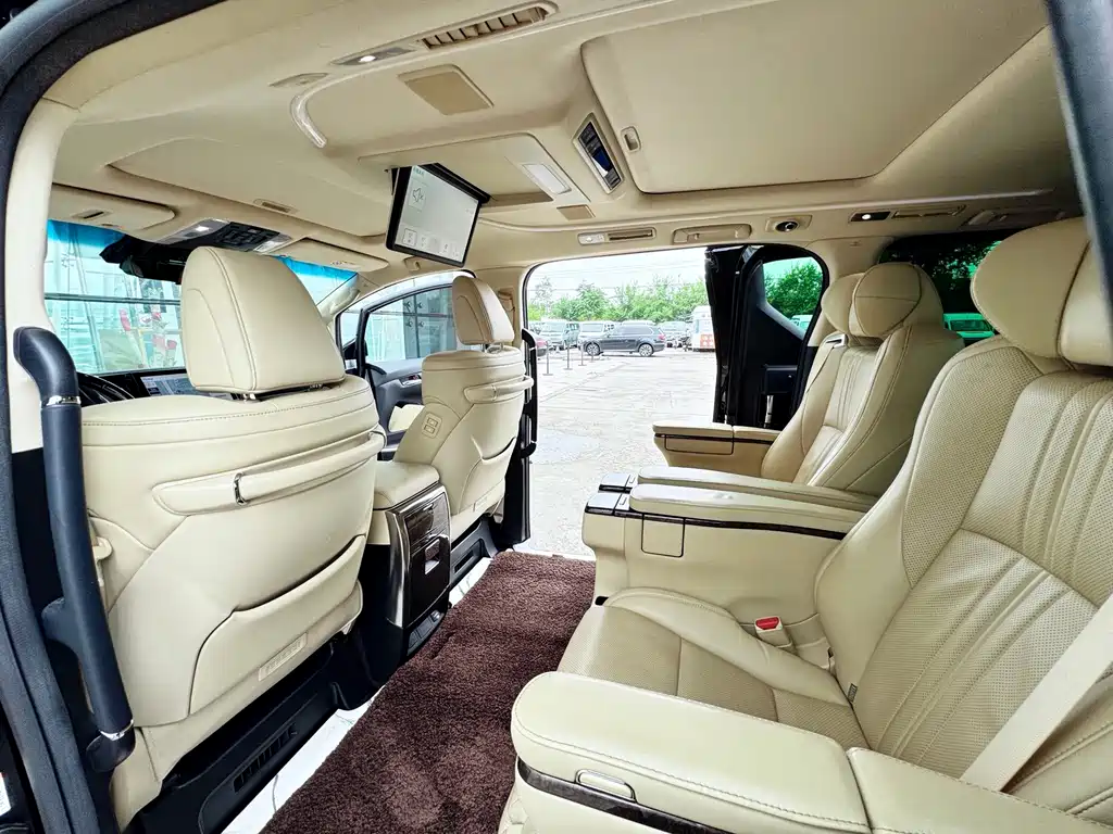 Toyota Alphard — фото 11