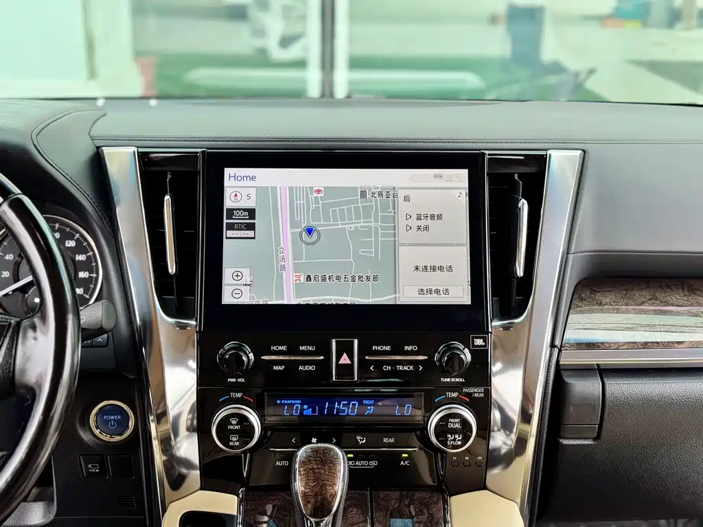 Toyota Alphard — фото 13