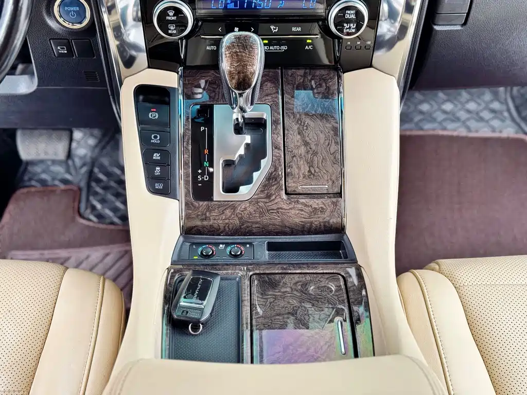 Toyota Alphard — фото 15