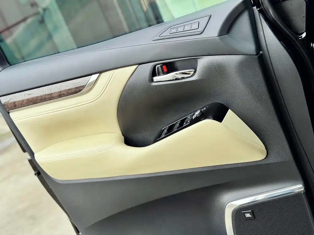 Toyota Alphard — фото 16