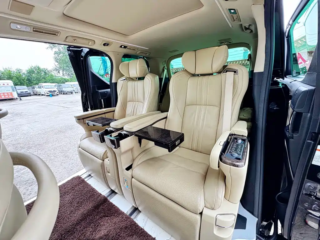 Toyota Alphard — фото 17