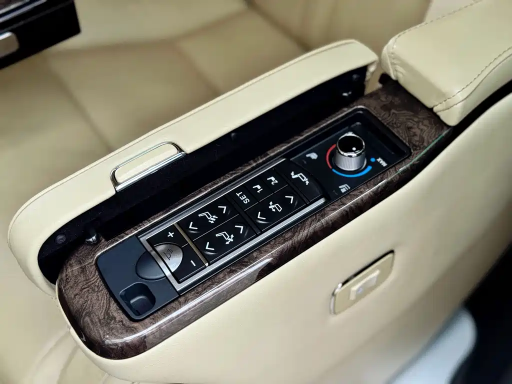 Toyota Alphard — фото 18