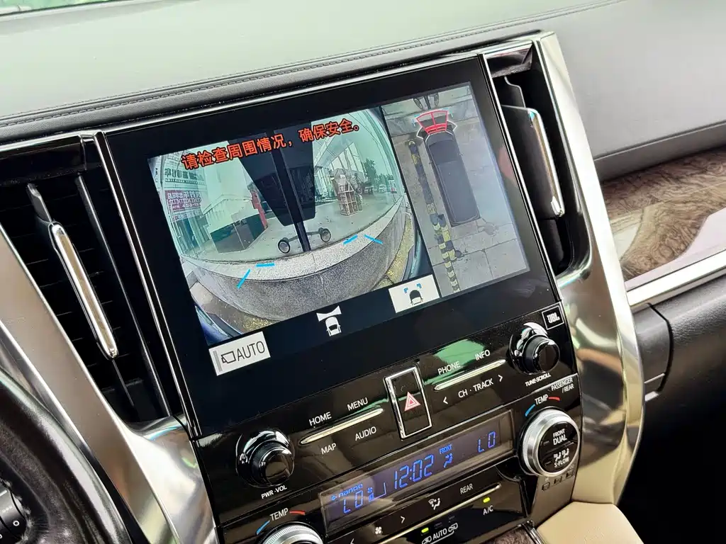Toyota Alphard — фото 22