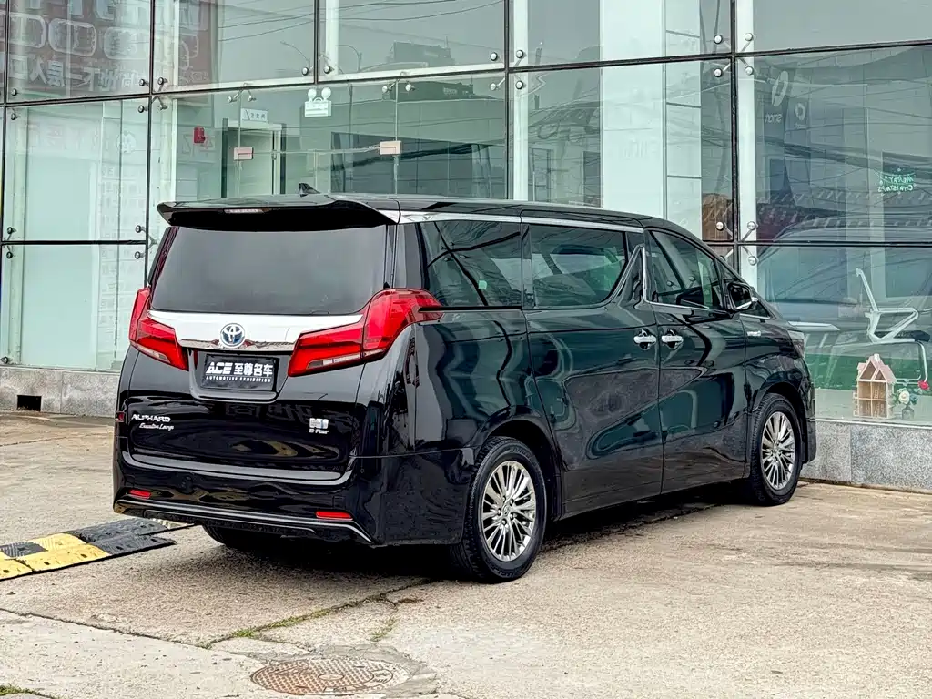 Toyota Alphard — фото 4