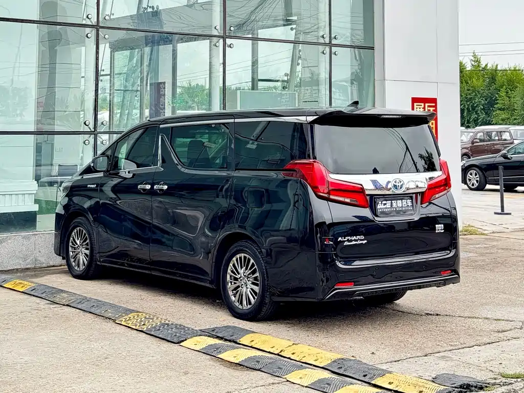 Toyota Alphard — фото 6