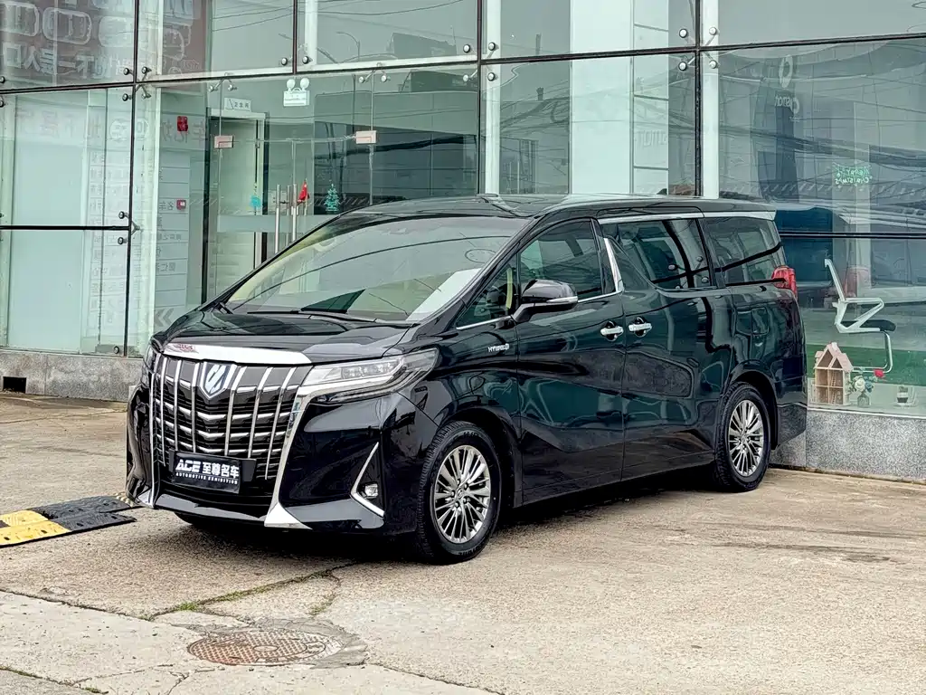 Toyota Alphard — фото 1