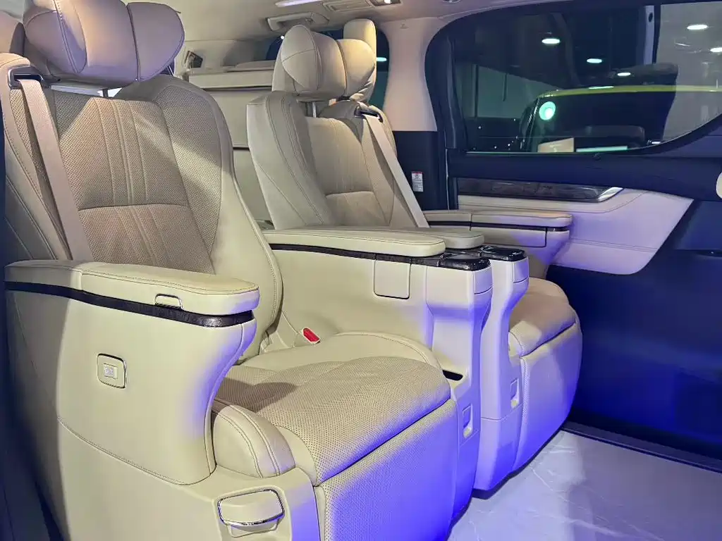 Toyota Alphard — фото 7