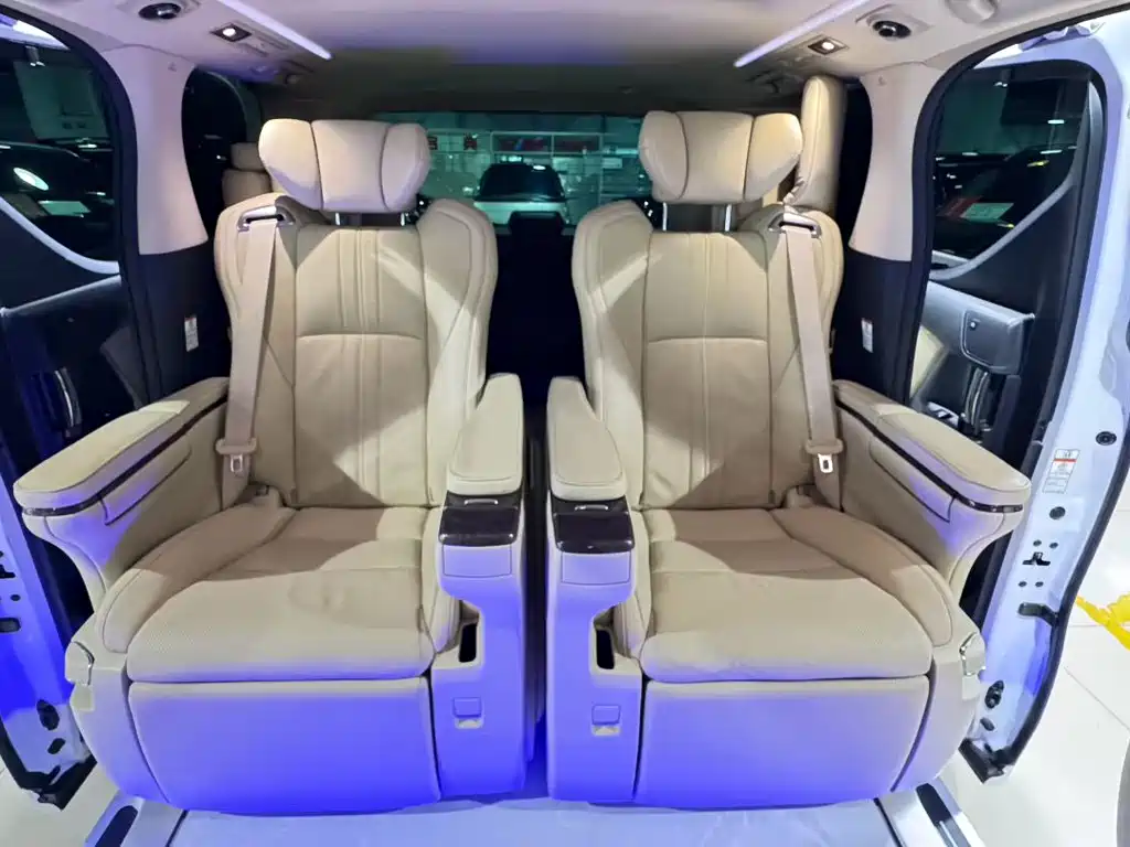 Toyota Alphard — фото 8