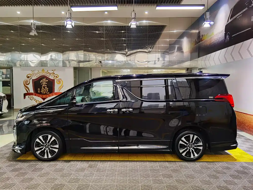 Toyota Alphard — фото 3
