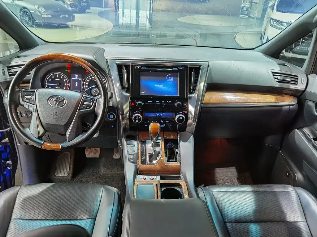 Toyota Alphard — фото 4