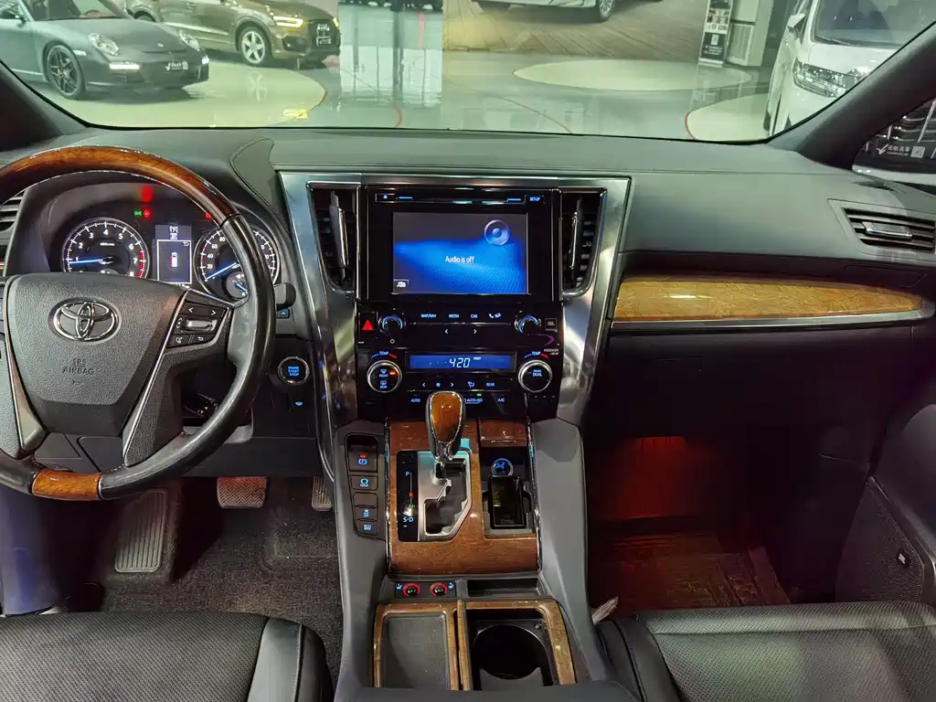Toyota Alphard — фото 6