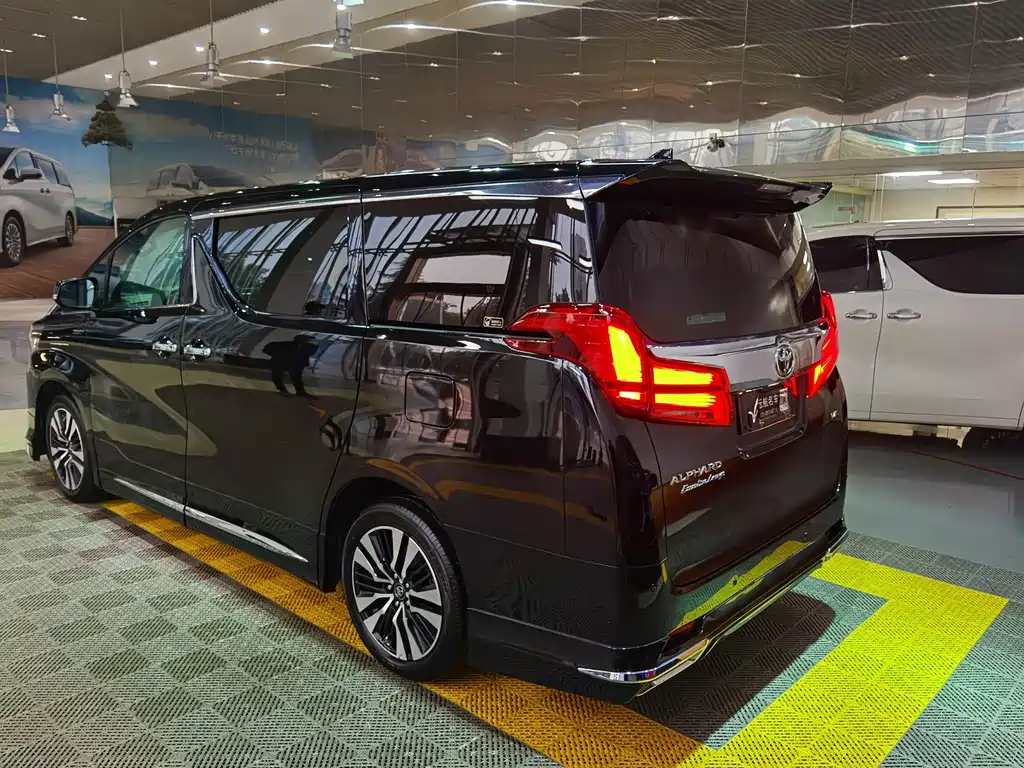 Toyota Alphard — фото 9