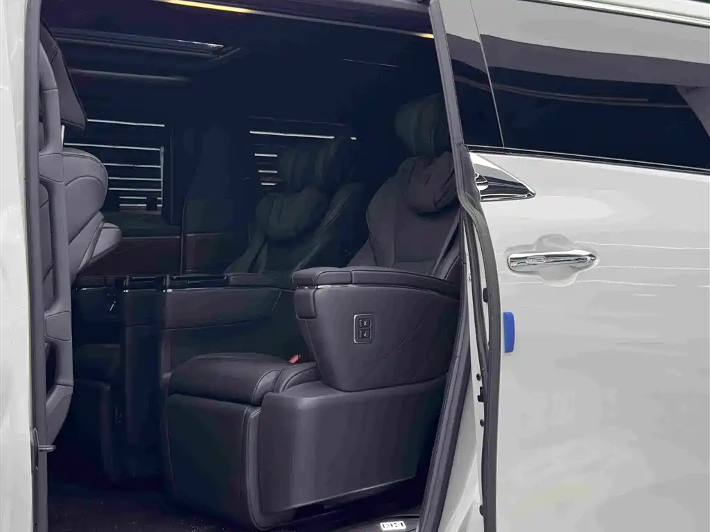 Toyota Alphard — фото 9