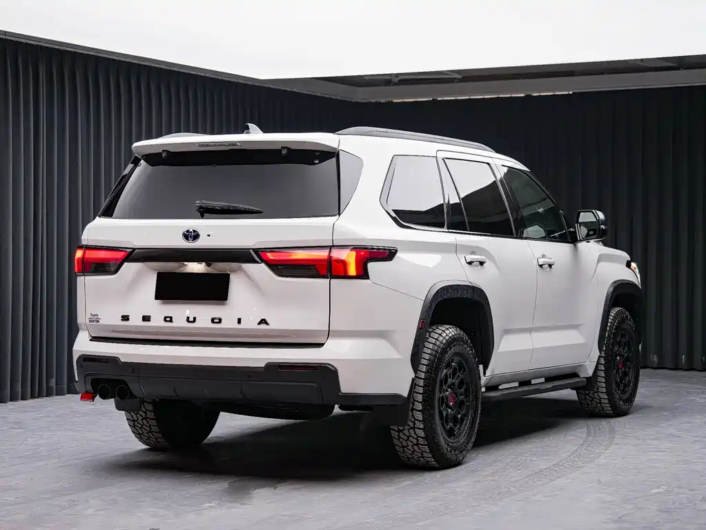 Toyota Sequoia — фото 4