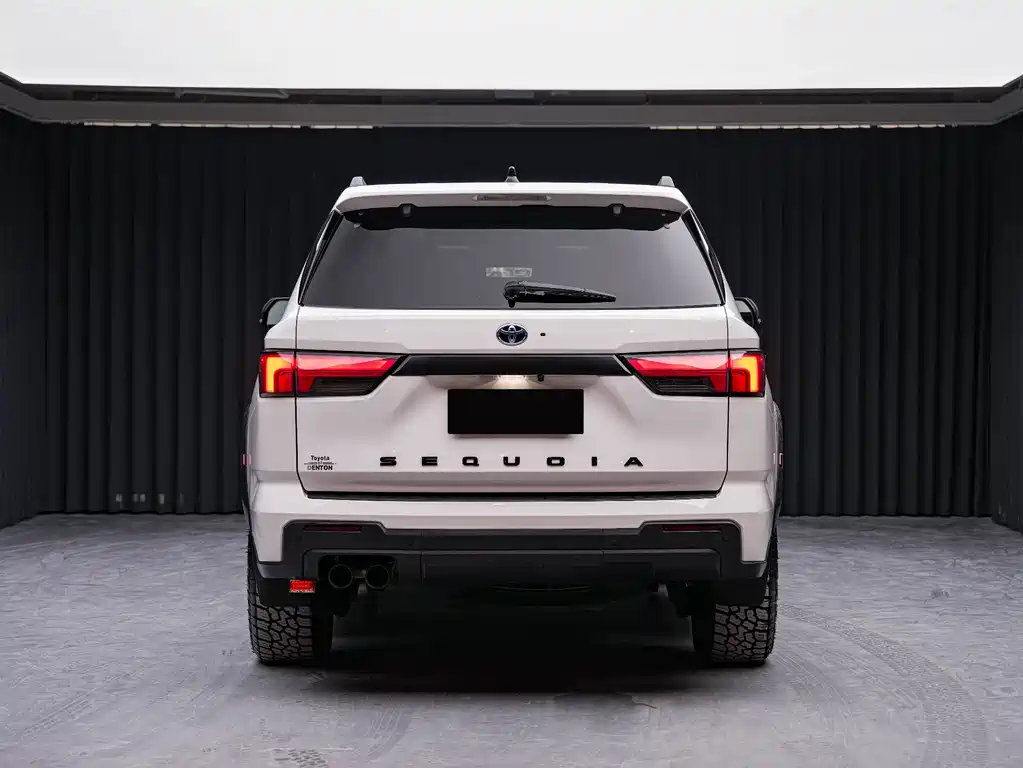 Toyota Sequoia — фото 5