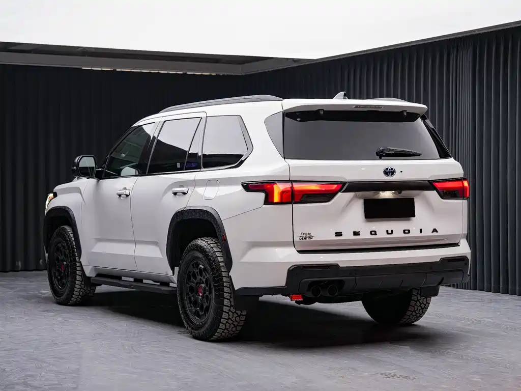 Toyota Sequoia — фото 6