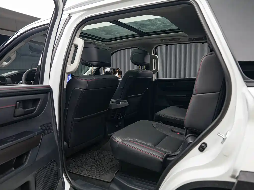 Toyota Sequoia — фото 7