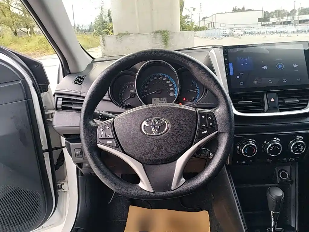Toyota Yaris L — фото 11