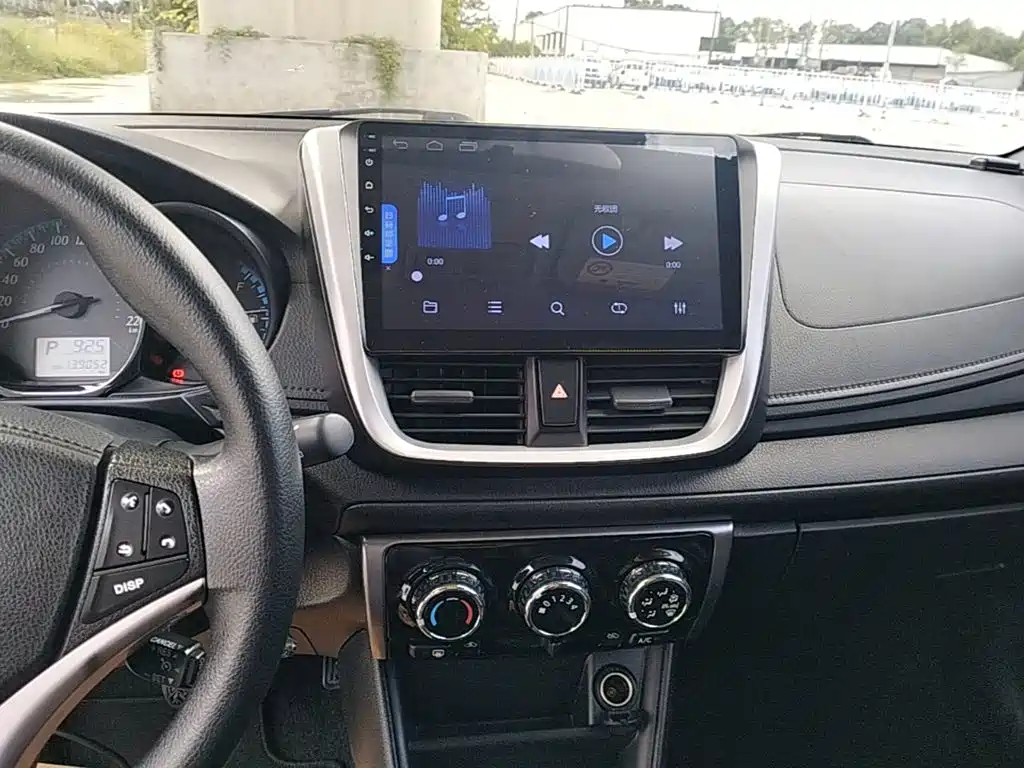 Toyota Yaris L — фото 13