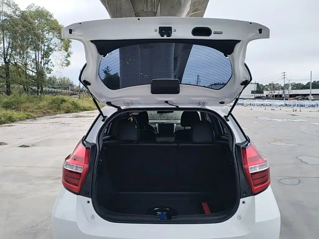 Toyota Yaris L — фото 19