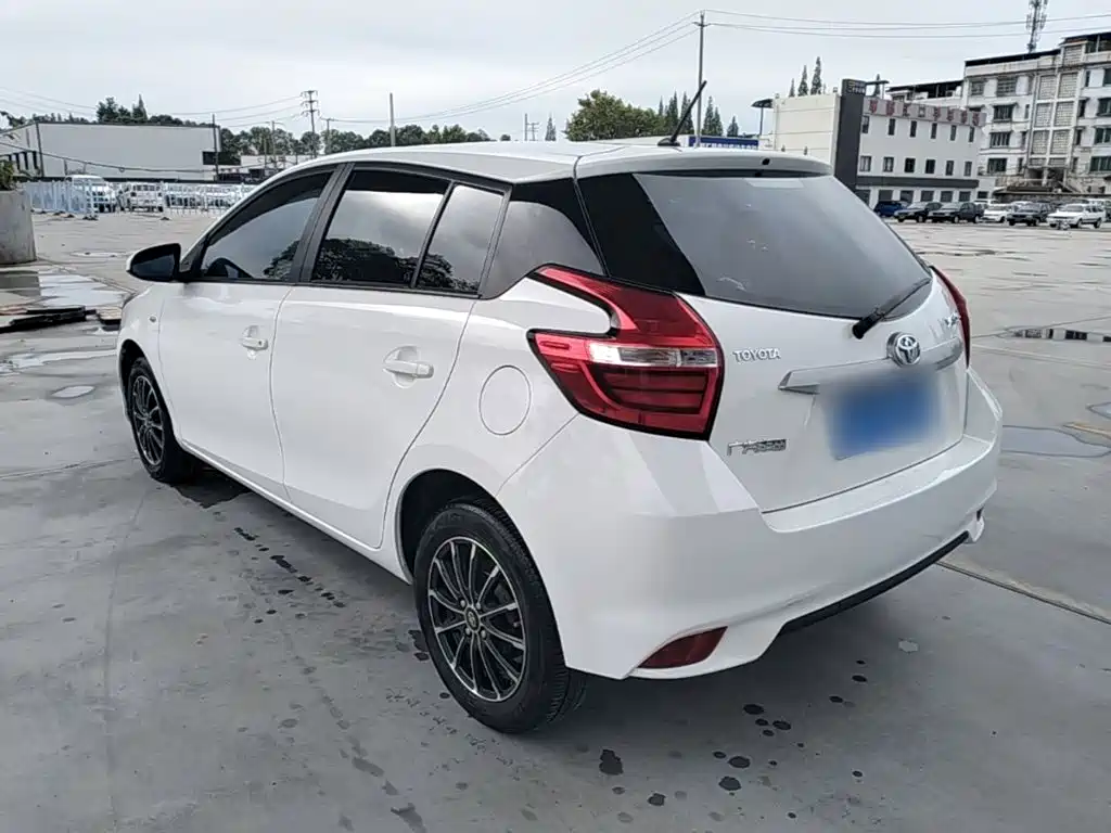 Toyota Yaris L — фото 5
