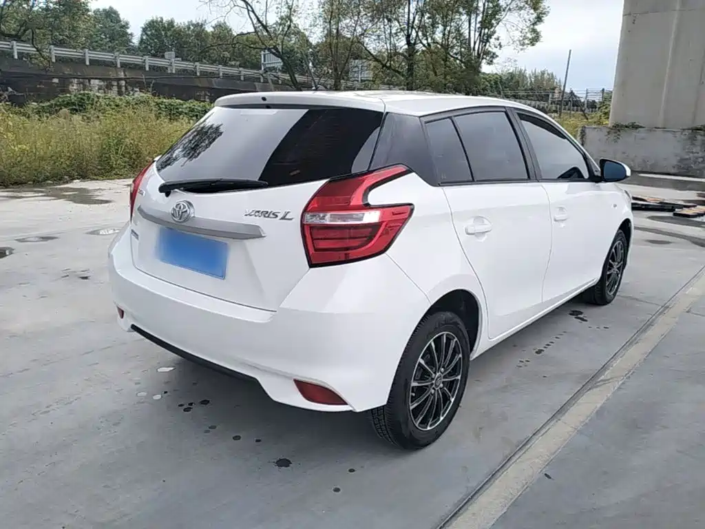 Toyota Yaris L — фото 7