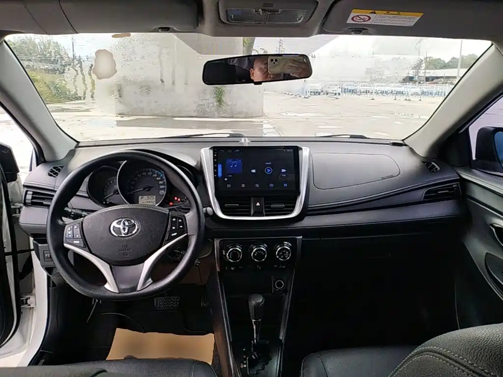 Toyota Yaris L — фото 10