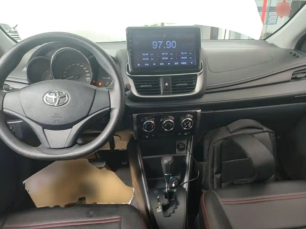 Toyota Yaris L — фото 10