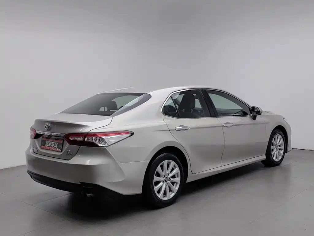 Toyota Camry — фото 2