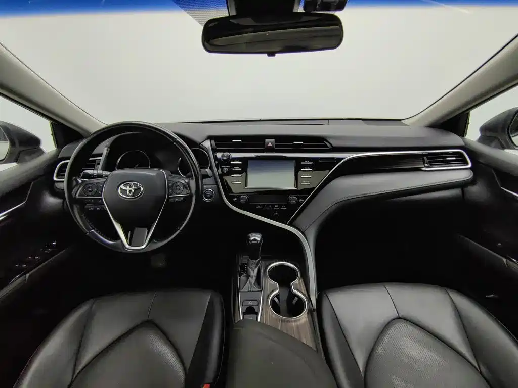 Toyota Camry — фото 5