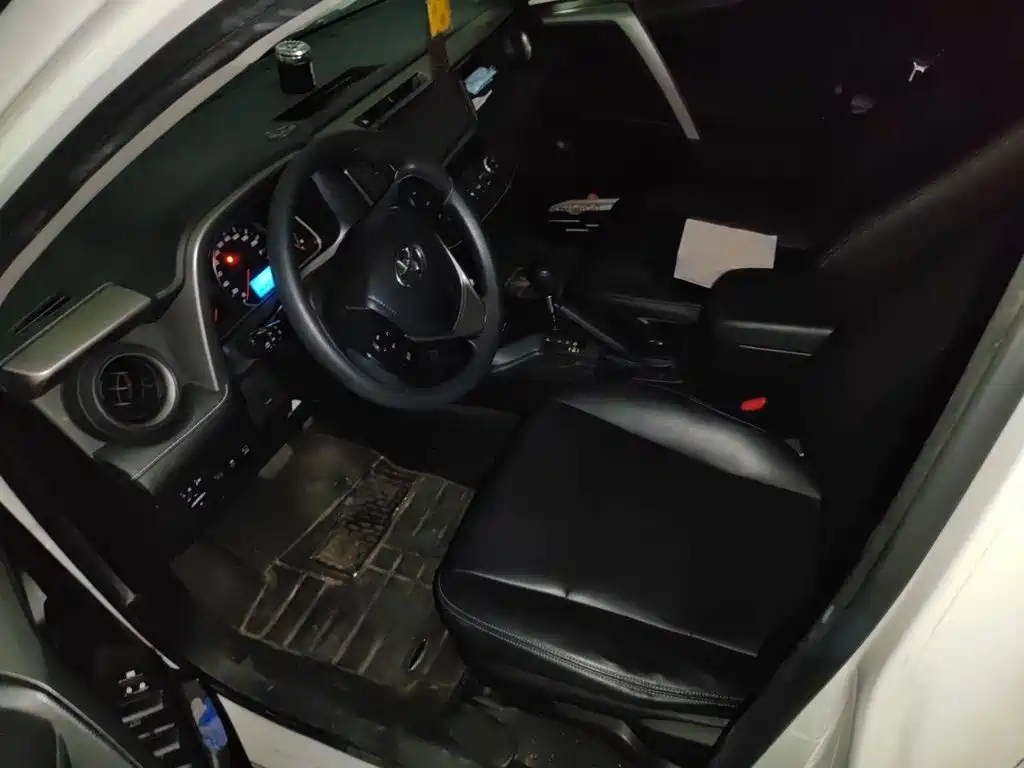Toyota RAV4 — фото 14
